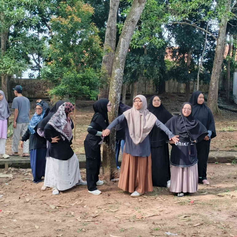 Menghidupkan Kenangan: Ibu-Ibu Main Bebentengan Lagi